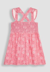JoJo Maman Bébé CRAB CROSS BACK SMOCKED REGULAR FIT - Denní šaty - coral pink crab