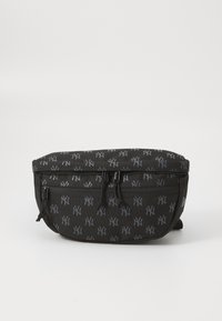 Sac banane noir avec motif de logo gris en relief, fermetures éclair, sangles ajustables et une forme arrondie. Tissu durable avec une finition texturée.