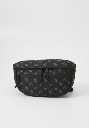 Melnā jostas soma ar iespiestu pelēku logo rakstu, ar rāvējslēdzēja aizdari, regulējamiem siksnām un noapaļotu formu. Izgatavota no izturīga auduma ar teksturētu apdari.