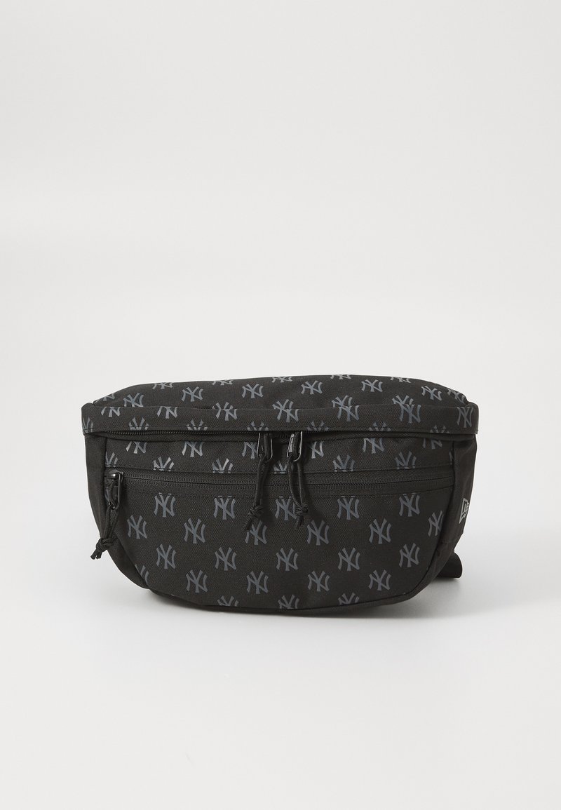 Riñonera negra con patrón de logo en relieve gris, cierres de cremallera, correas ajustables y forma redondeada. Tejido duradero con acabado texturizado.