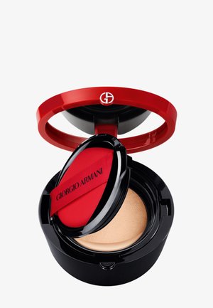 Giorgio Armani pudderfondasjon i kompakt med en glatt rød lokk, svart bunn og medfølgende applikator i rødt stoff. Teksturen er glatt og kremet.