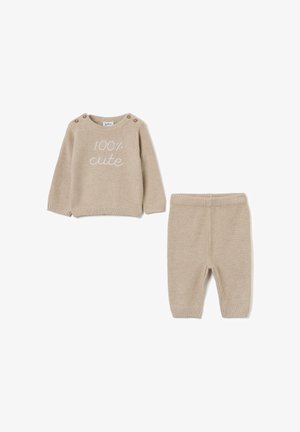 Conjunto de punto beige para niño pequeño que incluye una camiseta de manga larga con el texto "100% adorable" y pantalones a juego con una cinturilla y puños acanalados.