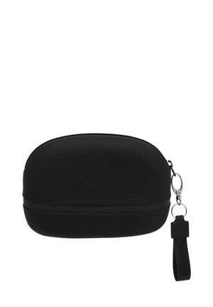 Custodia nera con zip realizzata in materiale testurizzato, di forma arrotondata, e con un piccolo manico a loop. Presenta un marchio in rilievo sulla parte anteriore.