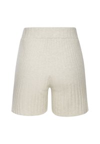 Lichtgrijze geribde shorts met een gestructureerde afwerking, met een elastische tailleband en een ontwerp tot halverwege de dij voor comfort.