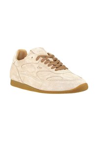Sneaker in suede beige chiaro con lacci marroni e suola in gomma. Presenta pannelli testurizzati e accenti cuciti lungo i lati.