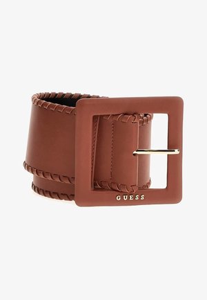 Brede bruine leren riem met grote vierkante gesp en decoratieve stiksels, gebrandmerkt met "GUESS" in gouden letters.