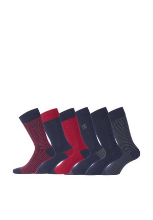 Six paires de chaussettes arborant des couleurs bleu marine et rouge. Comprend des motifs rayés et unis, avec des textures variées et des bordures côtelées.