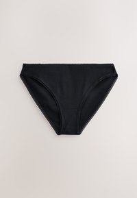 Černé rebrované bavlněné kalhotky s vroubkovaným okrajem. Mají hladkou texturu a elastický pas. Bez viditelných kovových prvků nebo vzorů.