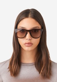 Unselected, brown