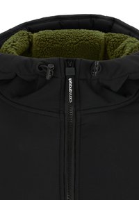 Schwarze Jacke mit hohem, plüschigem, grünem Fleece-Kragen. Verfügt über einen Frontreißverschluss und Kordelzugverstellungen an der Kapuze. Weiche Textur, gestepptes Design.