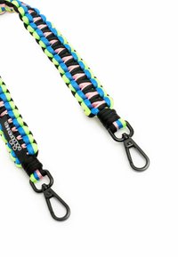 Kleurrijke gevlochten band gemaakt van groen, blauw, roze en zwart nylon materiaal, met aan elk uiteinde twee zwarte metalen clips voor bevestiging.