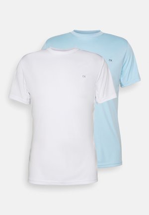 Kaks lühikeste varrukatega t-särki: üks valge ja teine helesinine, valmistatud siledast kangast, ümmarguse kaelusega ja väikese "CK" logoga rinnal.