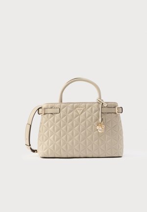 Sac à main beige matelassé avec poignées supérieures, bandoulière ajustable et breloque dorée avec logo de la marque au centre devant.