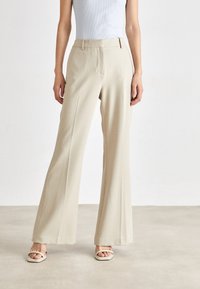 DKNY HIGH WAIST FLARE PANT - Auduma bikses - pebble