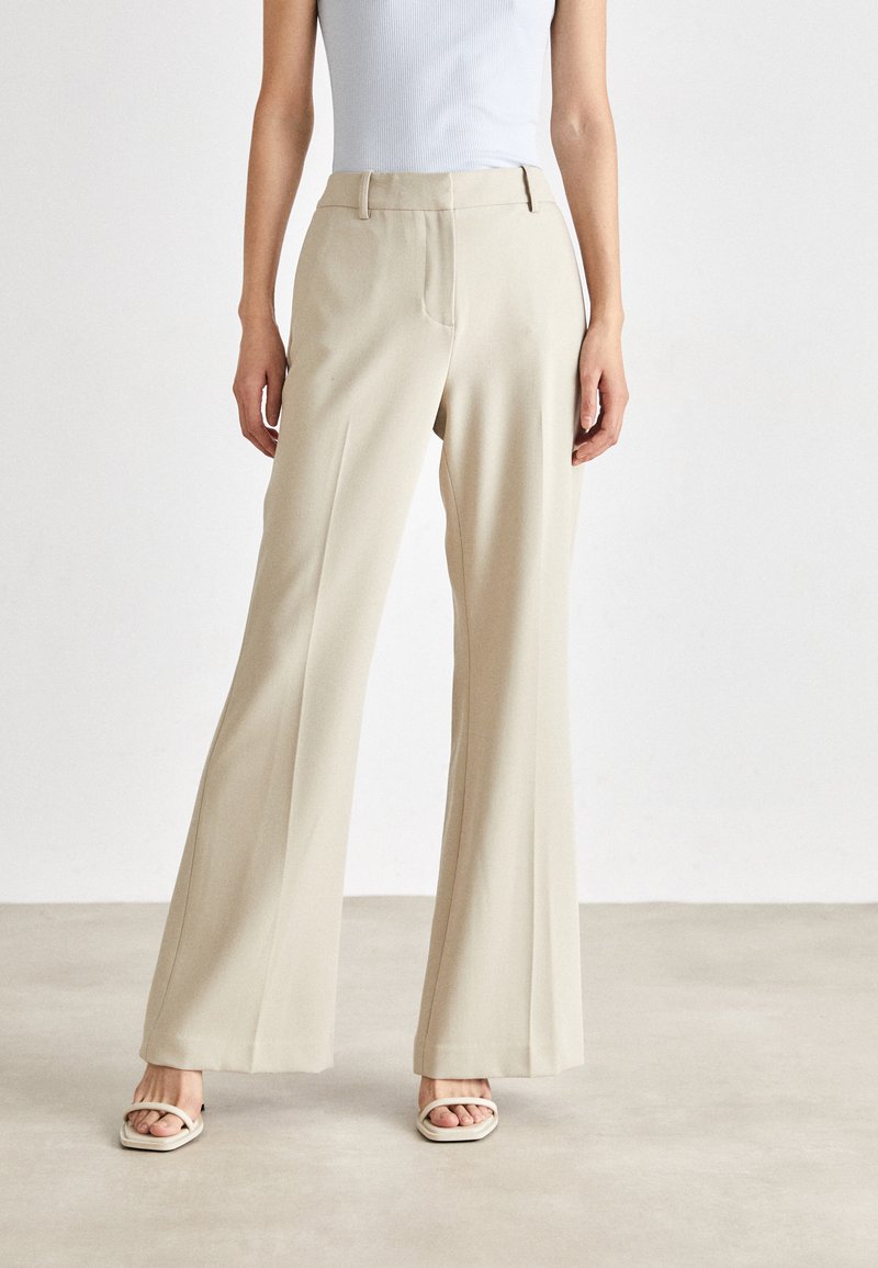 DKNY HIGH WAIST FLARE PANT - Auduma bikses - pebble