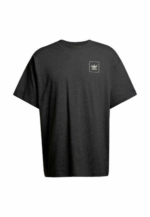 Donkergrijs katoenen T-shirt met korte mouwen en een ronde hals. Voorzien van een klein zwart-wit label op het linkerborstgebied.