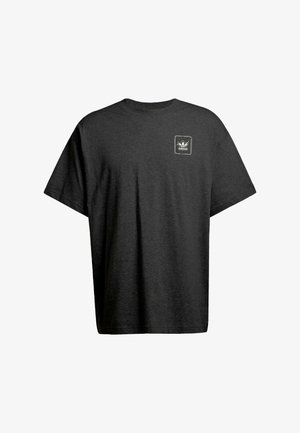 Donkergrijs katoenen T-shirt met korte mouwen en een ronde hals. Voorzien van een klein zwart-wit label op het linkerborstgebied.