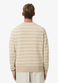 Maglione beige a righe in morbido knit con strisce orizzontali bianche, polsini e orlo a costine, scollo rotondo, cuciture dettagliate sulle spalle.