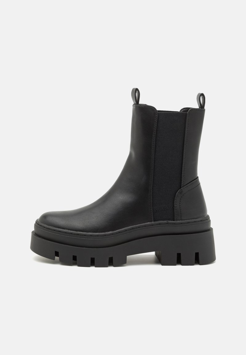 Schwarze Leder-Ankle-Boots mit elastischen Seiteneinsätzen, Zuglaschen und einer dicken, robusten Gummisohle mit Ausschnitten.