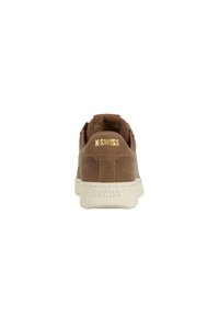 K-Swiss Sneaker aus braunem Wildleder mit gepolstertem Kragen, leichter Sohle und goldenem Logo an der Ferse. Die Rückansicht hebt die glatte Textur und Form hervor.