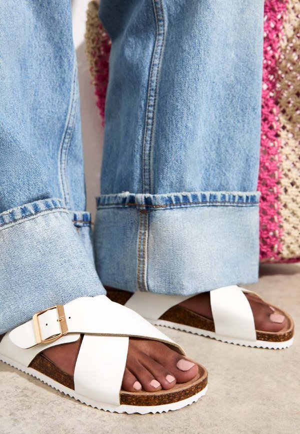 WIDE FIT BUCKLED STRAP - Hausschuh