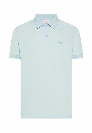 Polo da uomo azzurro chiaro a maniche corte con due bottoni e piccolo logo ricamato sul petto sinistro.