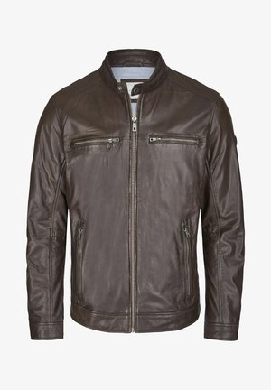 Bruine leren jas met een staande kraag, twee ritsborstzakken en twee zijzakken. Soepele textuur met een subtiele glans.