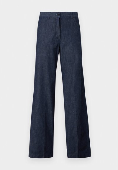 Pantalons en denim foncé à jambes larges avec une fermeture à bouton à l'avant, deux poches latérales et une texture lisse. Le tissu a un éclat subtil.