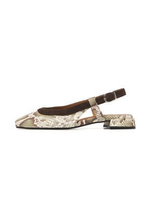 Flad sko med slingback og spids snude i beige og brun slangeskindsmønster samt mørkebrunt ruskindsspænde med spænde.