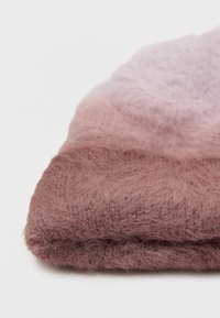 Κασκόλ από υφασμένη πλέξη σε διαβαθμισμένες αποχρώσεις ανοιχτού μωβ έως μωβ, με χνουδωτή, μαλακή εμφάνιση και ορατές ίνες, καθώς και διπλωμένη άκρη.