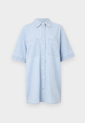 Camisa de denim azul-claro com fecho de botões na frente, mangas curtas, dois bolsos no peito e colarinho clássico.