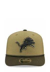 Beige Baseballcap mit gesticktem schwarzem Löwenlogo, verfügt über einen gebogenen Schirm, verstellbaren Riemen und leichten Stoff.