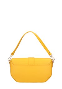 Borsa a mano gialla in pelle con un design strutturato, forma rettangolare piatta e fondo affusolato. Include una tracolla corta e una chiusura a linguetta.