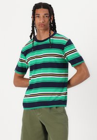 Kurzarm-T-Shirt mit horizontalen Streifen in Grün, Marineblau und Weiß, mit gelben Akzenten. Hergestellt aus weichem, atmungsaktivem Stoff.