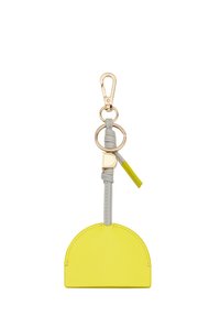 Portachiavi in pelle gialla a forma di mezzaluna, con una fascia grigia, accessori in oro e un dettaglio accentato verde.