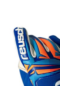 Guante de portero Reusch azul y naranja con agarre texturizado y marca audaz sobre fondo blanco.