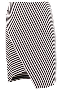 Jupe longueur genou rayée noir et blanc avec un design croisé et une texture lisse. Présente des rayures diagonales et un bord replié à l'ourlet.