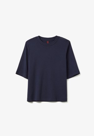 Camiseta azul marino, de manga corta, con cuello redondo, fabricada en suave tejido de algodón, con un corte holgado y sin patrones ni acentos visibles.