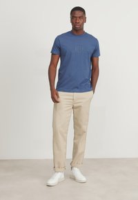 GANT TONAL SHIELD - Triko s potiskem - dunkelblau
