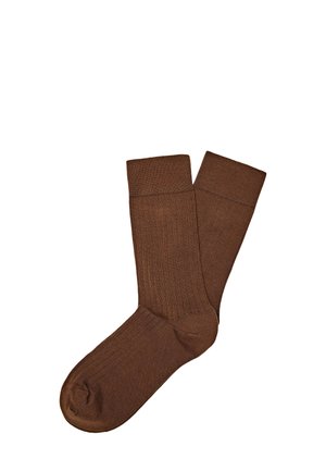 Brune ribbede sokker lavet af blødt stof, med et design der går til midten af læggen, ensfarvet og med en glat tekstur.