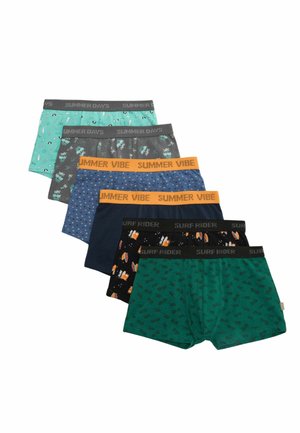 Seis pares de bóxers para niños en diversos estampados y colores de verano, con cinturillas etiquetadas con "SUMMER DAYS", "SUMMER VIBE" y "SURF RIDER".