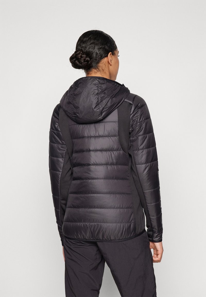 Schwarze, puffy Jacke mit Kapuze, die gesteppten Abschnitte und weiche Seitenpaneele für Flexibilität aufweist. Glatte Textur und taillierte Passform.