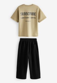 Next SUBSCRIBE HEAVYWEIGHT SHORT SLEEVE AND WIDE LEG JOGGERS SET - Verryttelyhousut - black stone