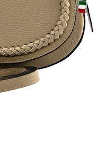Beige Leder Umhängetasche mit geflochtenen Akzenten, runder Form, schwarzem Stich und einem kleinen italienischen Flaggen-Detail.