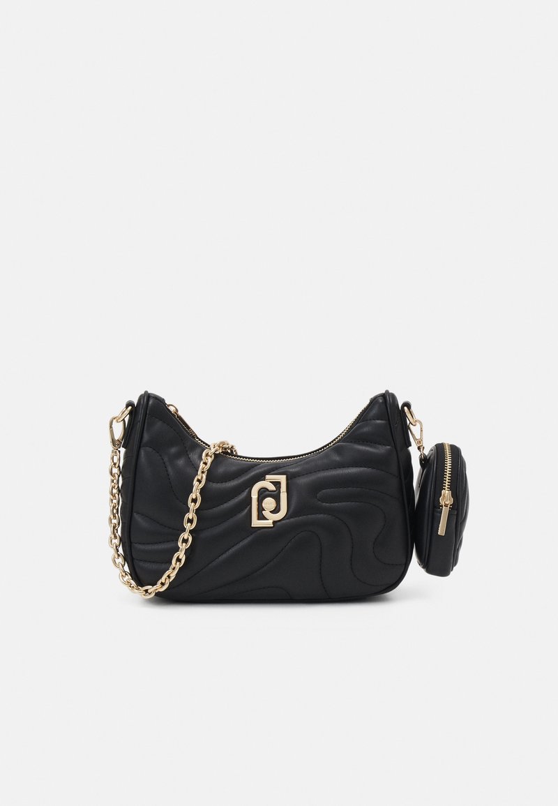 Sac bandoulière noir matelassé avec une chaîne dorée, un logo doré à l'avant et une pochette ronde zippée amovible pour pièces sur le côté.