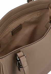 Taschen in braunem Leder mit strukturierter Form, glatter Oberfläche, zwei Griffen und einem Reißverschluss-Innenfach.