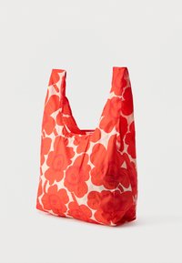 Raudonas daugkartinio naudojimo maišelis su dideliu gėlių raštu. Pagamintas iš lengvos medžiagos, turi plačias, minkštas rankenas ir erdvų vidų.