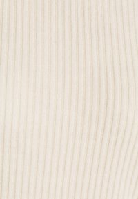 Tissu ribbé beige clair avec de fines rayures verticales ; texture lisse et motif uniforme sur l'ensemble du matériau.