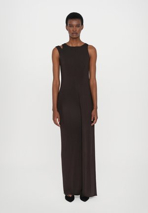 Robe maxi marron foncé, sans manches, avec des découpes aux épaules, présentant une texture lisse et légère ainsi qu'une coupe droite.
