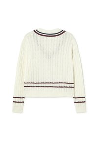 Suéter de punto trenzado en color crema con mangas largas, dobladillo acanalado y rayas en burdeos y azul marino en el cuello, los puños y cerca del dobladillo inferior.